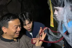 村民在山洞发现僵尸并拿走朝珠视频封面