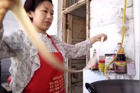 手撕扯面，懒人做饭，面粉加盐水和面，和好面切块放油醒30分钟视频封面