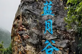 蓝月谷是为玉龙雪山冰川融水修建的人工堤坝，蓝月湖那醉人的绿⋯