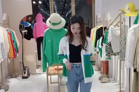 白绿撞色开衫，搭配素版老爹裤，时尚休闲减龄！
