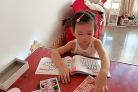 和表姐一起画画，刚画两笔就想爸爸了视频封面