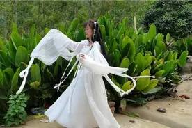 小姐姐给阿妹寄的汉服，打扮完阿妹犹如仙女，就是不会跳舞瞎比划视频封面