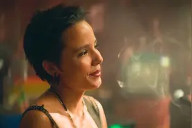 女孩变成男人，洗澡时她终于体验到每个女孩都好奇的男人的乐趣视频封面