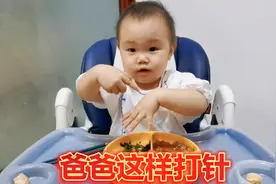 2岁宝宝记忆力太强了，看了一遍就记住，演示爸爸是如何挂点滴视频封面