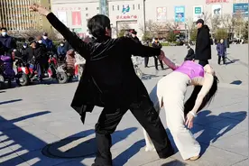 丰满的女人腰也能这么软，你喜欢吗？视频封面
