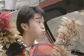 星爷偷看美女眼珠子都快掉下来了视频封面