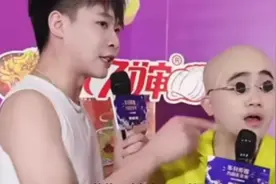 许华升九周年庆典活动现场，最后最后出现了停播提示视频封面