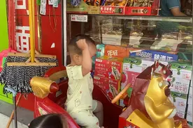 玩一天太累了！还没有到家都在爸爸的怀里睡着了视频封面