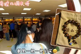 北京雍和宫的香灰琉璃手串，380元卖到断货，开光加持费用随缘！