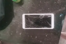 我妈连一百块的二手机都不买，这一次被骂了，情绪一下子崩溃砸了视频封面