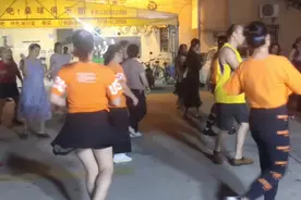 实拍广东一女子跳广场舞，腰肢扭的太妖娆，引来多人围观。