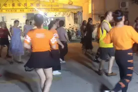 实拍广东一女子跳广场舞，腰肢扭的太妖娆，引来多人围观。