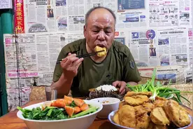 农村60岁老汉没老婆，一个人煮饭吃饭，一个人生活，孤独却自由视频封面
