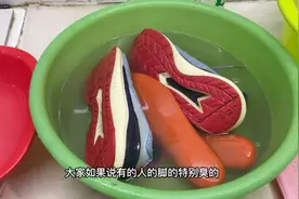 鞋子穿久了总是很臭，只需要简单泡一泡，洗完鞋子不臭还干净亮丽视频封面