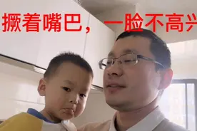 乔治吃着吃着饭，突然哭起来了，哄了半天，看看咋回事视频封面