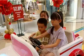 姐弟和闺蜜开着小汽车逛商场，弟弟全程有些不开心，到底是怎么了视频封面