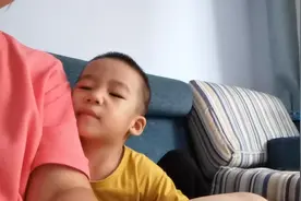 两周四个月宝宝，脚心挠痒痒居然不害怕