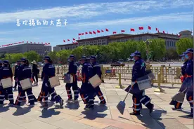 五一劳动节天安门广场，环卫工人崭新的制服成为一道亮丽的风景视频封面