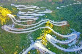 航拍广西都安县有名的山路十八弯，这里的村民去趟县城还真不容易视频封面