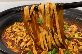 豆腐皮怎么做好吃，搭配粉条一起炖，出锅就是一道开胃的下饭菜视频封面