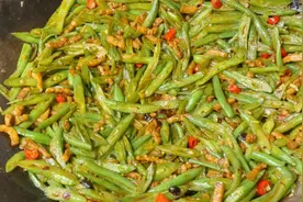 厨师长教你小炒豆角丝的家常做法，步骤详细，脆嫩入味下酒又下饭