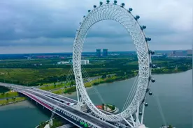 山东世界上最大的摩天轮，高142.米，宽124米，比伦敦眼高10米视频封面