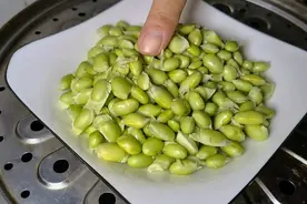 把毛豆放锅里蒸一蒸，实在太香了，从没见过这种做法，高手在民间