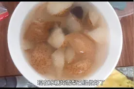 冰糖炖雪梨，具有止咳的功效，做法很简单，跟我学保证你会视频封面