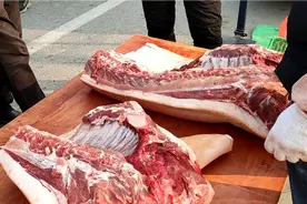 夫妻俩集市卖肉，围观卖肉的人真多，看集市上肉价是多少视频封面