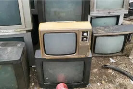 收废品收到80年代熊猫14寸黑白电视，大家看看有收藏价值吗？视频封面