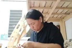 昨天看见老乡衣服破了，还揪巴着，今晚给他缝缝，一下子扎到手了视频封面