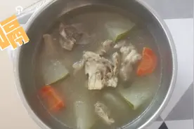 广东这边湿热天气多煲个《冬瓜薏米假芫茜筒骨汤》祛湿清肝火利尿视频封面