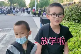 一放学就喊肚子饿，妈妈炸了好吃的小酥肉和花卷，一起吃太香了视频封面