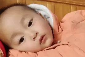 宝宝感冒了，不爱动，《忽略衣服，吃巧克力饼干吃的了，》视频封面