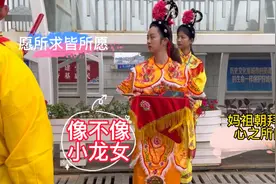 湄洲岛妈祖朝拜，女乩童现神仙颜值，比女明星端庄大方多了，跪拜