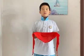 系红领巾 少先队员敬队礼 小学生示范视频封面