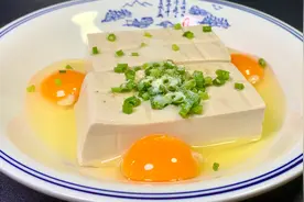 豆腐中打入3个鸡蛋，做一道肉末鸡蛋豆腐，嫩滑爽口，营养又美味