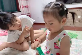 大宝又骗小宝吃的，各种套路看小宝如何应对？真是太乖巧可爱了