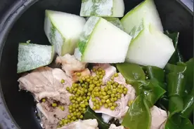 广东人煲冬瓜汤为什么不削皮？这煲汤方式太赞汤色奶白，营养解暑视频封面