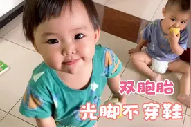 双胞胎宝宝一人一个梨，光脚满屋跑吃嗨了，宝爸：又被网友吐槽了视频封面