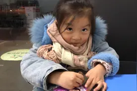 三岁小孩刮彩票 竟然中奖了！视频封面