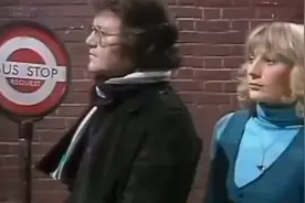 母亲与孩子娱乐拳击，网友:这多少有点私仇！视频封面