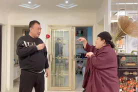 老爸被老妈喝多了，两个人耍酒疯，又是猴拳蛇拳，又是跳舞的视频封面