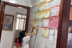 萱萱一早和妈妈分享喜事，又获得2张奖状，说希望把所有墙贴满视频封面