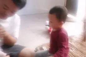 妹妹总是尿到裤子里面，他爸爸在教他尿尿的方法视频封面