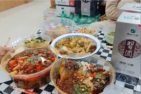 过年了！兄弟三人去结拜大哥家走亲戚，一桌好酒好菜，气氛真嗨呀视频封面