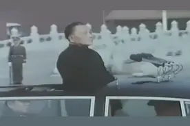 1984年国庆35周年，邓小平在天安门前检阅部队