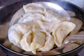 萝卜猪肉馅饺子，最近超火的调馅方法，鲜嫩美味，一口一个太香了视频封面