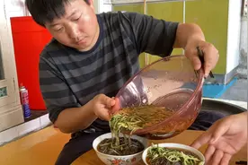 27度高温下穿棉袄干活，给地里的菜插架条，中午做一盆冰凉的冷面