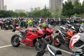 重庆是全国摩友的骑行天堂一座豪爽包容热情呈现温度与烟火的城市视频封面
